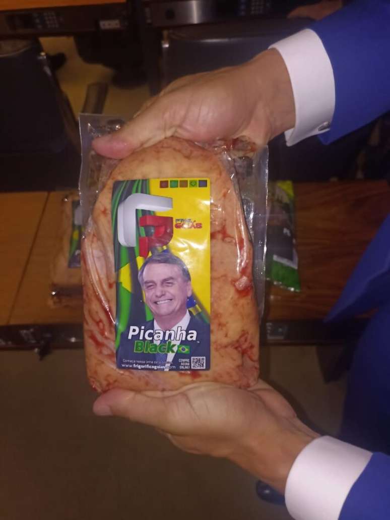 Deputados estamparam a face de Bolsonaro em peda&ccedil;os de picanha levados para o plen&aacute;rio da C&acirc;mara dos Deputados.
