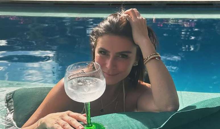 O segredo da beleza de Giovanna Antonelli: atriz faz procedimento coreano e passa óleo de coco no corpo.