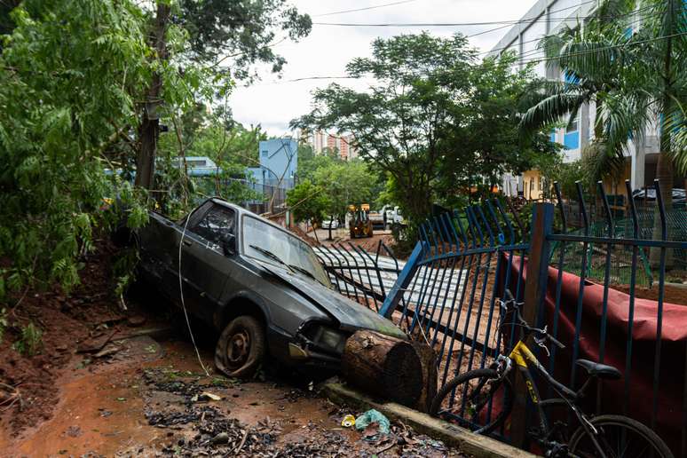 Em São Paulo, no bairro do Morumbi, próximo à comunidade de Paraisópolis, carros ficaram soterrados