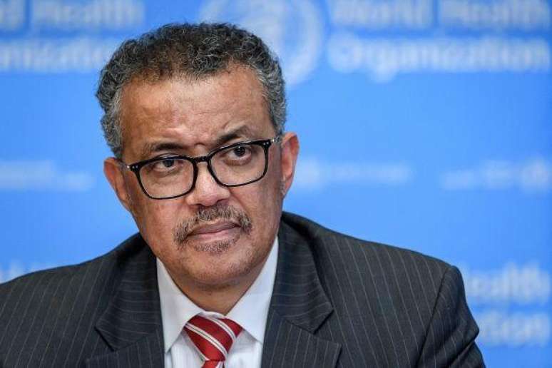 Tedros Adhanom Ghebreyesus, diretor-geral da OMS, declarou que a covid-19 poderia ser considerada uma pandemia no dia 11 de março de 2020. Numa coletiva de imprensa, onde a foto acima foi tirada, ele disse que a entidade estava 'soando um alarme alto e claro' sobre a situação.