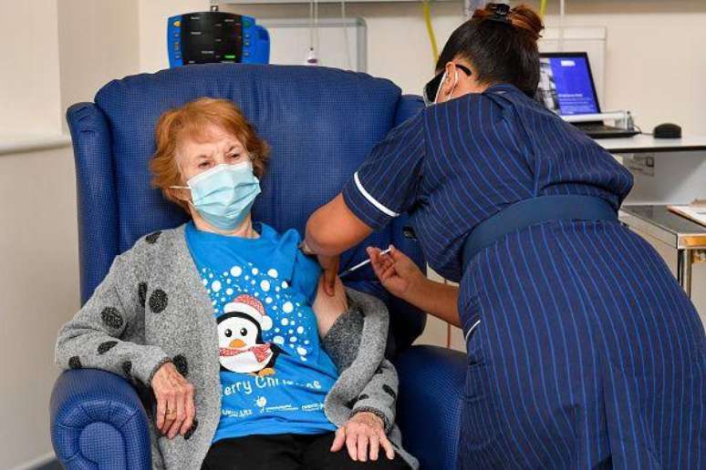 Em 8 de dezembro de 2020, a inglesa Margaret Keenan, à época com 90 anos, se tornou a primeira pessoa a receber uma vacina contra a covid-19 fora dos testes clínicos. As primeiras versões dos imunizantes haviam acabado de receber aprovação das agências regulatórias.