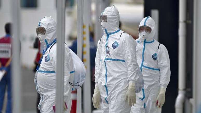 Ainda nos primeiros meses da crise sanitária, o caso do cruzeiro Diamond Princess ganhou as manchetes. Todos os tripulantes da embarcação foram mantidos em quarentena por duas semanas no porto de Yokohama, no Japão. Das 3.711 pessoas a bordo, mais de 700 foram infectadas pelo coronavírus — o que ajudou a dar uma dimensão da capacidade de transmissão do novo patógeno. A foto, tirada em 15 de fevereiro, mostra uma equipe médica que acompanhava os pacientes no cruzeiro.