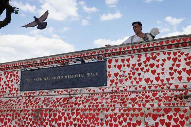 Em Londres, um muro que fica na margem do rio Tâmisa, de frente para o Palácio de Westminster, se transformou num memorial sobre a covid-19. Cada coração representa uma vítima da infecção no país.