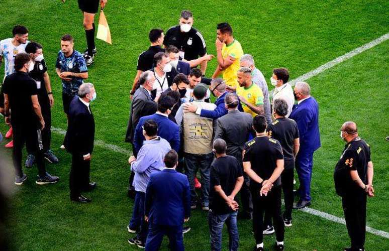 Em setembro de 2021, um jogo realizado em São Paulo entre Brasil e Argentina válido pelas eliminatórias da Copa do Mundo de 2022 foi interrompido assim que começou por representantes da Agência Nacional de Vigilância Sanitária (Anvisa). Segundo eles, quatro jogadores argentinos descumpriram as regras vigentes no país ao não realizarem uma quarentena obrigatória — e, portanto, não poderiam estar em campo. O juiz decidiu encerrar a partida.