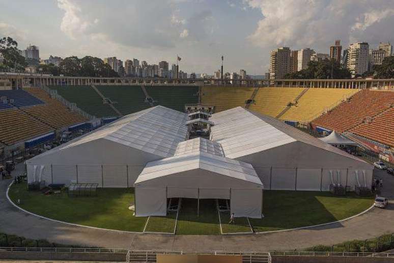 Para absorver a demanda de casos, governos montaram hospitais de campanha e tendas provisórias. Uma dessas estruturas entrou em operação no gramado do Estádio Pacaembu, em São Paulo.