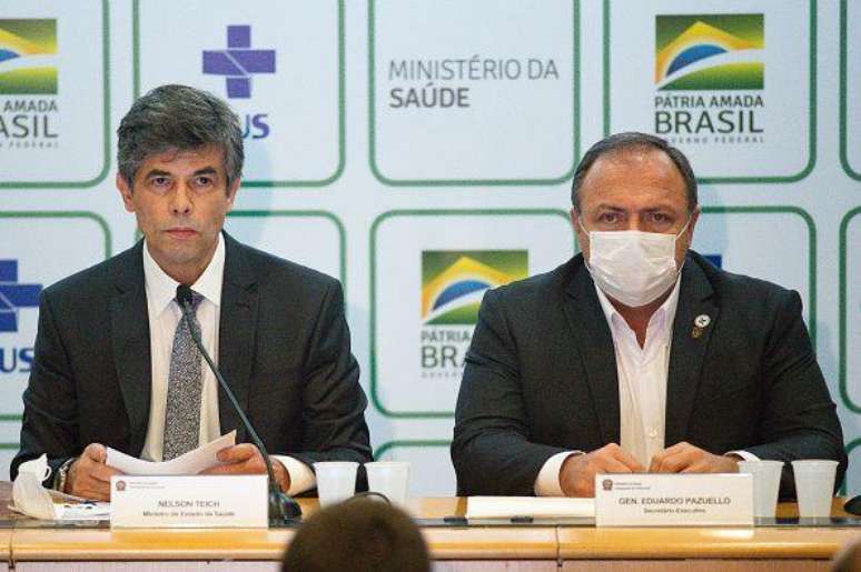 Mandetta não ficou muito tempo no cargo de ministro da Saúde do governo do então presidente Jair Bolsonaro (PL). Em abril de 2020, ele foi substituído pelo médico Nelson Teich (à esquerda), que ficou no cargo por menos de 30 dias. Em maio, o Ministério da Saúde foi parar nas mãos do general Eduardo Pazuello (à direita).