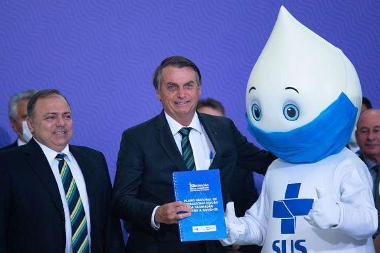 Bolsonaro também deu diversas declarações em que jogava dúvidas sobre as vacinas. Numa das mais famosas delas, durante um evento em dezembro de 2020, ele criticou a Pfizer (uma das produtoras das doses) por supostamente não se responsabilizar pelos efeitos colaterais. "E na Pfizer [contrato da Pfizer] tem lá: nós [Pfizer] não nos responsabilizamos. Se eu virar um jacaré, se você virar super-homem, se nascer barba em alguma mulher, ou algum homem começar a falar fino...", disse o então presidente.