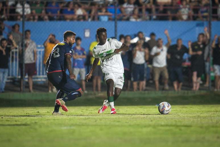 Khensane em atuação com a camisa do Coritiba. 