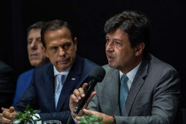 O primeiro caso de covid-19 no Brasil foi confirmado no dia 27 de fevereiro de 2020 num indivíduo que havia retornado de uma viagem à Itália. Em entrevista coletiva ao lado do então governador de São Paulo, João Dória (à esquerda na imagem), o então ministro da Saúde, Luiz Henrique Mandetta (à direita), afirmou que a população brasileira teria 'todas as informações necessárias para que cada um tome suas precauções'.