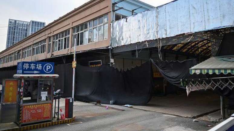 O Mercado Atacadista de Frutos do Mar de Huanan, em Wuhan — que permanecia fechado em agosto de 2020, como revela esta foto — é considerado o provável ponto de partida da epidemia. Praticamente dois terços dos primeiros pacientes diagnosticados com covid-19 estiveram nesse lugar, o que serve de evidência para uma possível exposição ao vírus ali. Uma parcela considerável de especialistas acredita que o coronavírus tenha 'pulado' e se adaptado aos seres humanos a partir de algum animal que era vendido neste mercado. Alguns outros cientistas, porém, ainda defendem a tese de que o vírus na verdade escapou de um laboratório. É provável que nunca tenhamos uma resposta definitiva para esse debate.