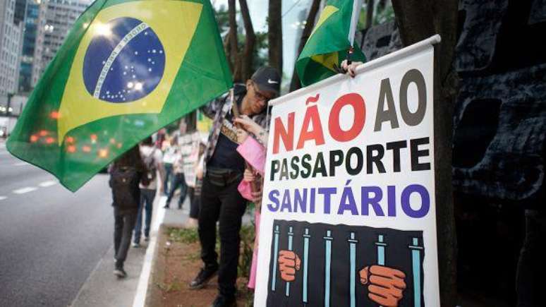 Durante os primeiros de pandemia, o país registrou diversos protestos contra as medidas de isolamento, o uso de máscaras, as vacinas e o passaporte sanitário — a necessidade de mostrar um comprovante de vacinação para entrar em determinados lugares.