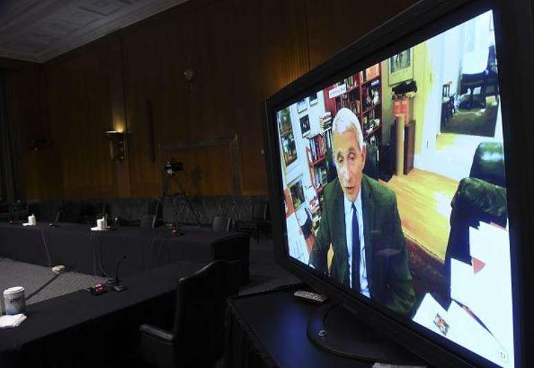 Na foto, o médico Anthony Fauci, diretor do Instituto Nacional de Alergias e Doenças Infecciosas dos Estados Unidos, foi clicado enquanto participava de uma audiência no Senado americano por meio de uma videoconferência em maio de 2020. No início da pandemia, a necessidade de trabalhar de casa popularizou os serviços de conferência à distância, como o Zoom.