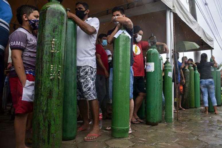 Durante a gestão Pazuello, em janeiro de 2021, Manaus viveu um dos momentos mais dramáticos da pandemia, com falta de suprimento de oxigênio — insumo necessário para manter a respiração dos pacientes em estado grave, intubados nas UTIs.