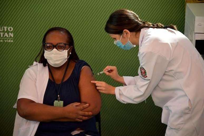 No Brasil, a primeira vacinada foi a enfermeira Mônica Calazans. Ela tomou a dose de CoronaVac em 17 de janeiro de 2021 no Hospital das Clínicas de São Paulo.