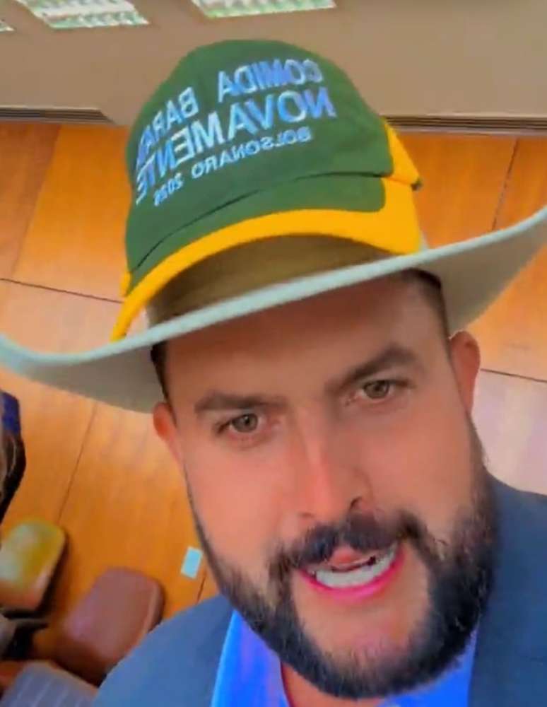 Deputado federal Zé Trovão (PL-SC) utiliza boné produzido pela liderança do PL