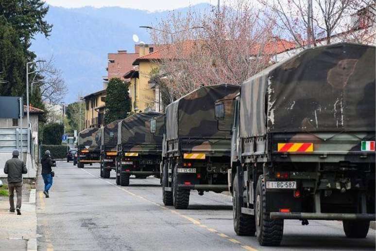 A cidade de Bergamo, na região da Lombardia, Itália, foi uma das mais afetadas nos primeiros meses de pandemia. Os números de mortes foram tão altos por lá que o governo precisou acionar caminhões do exército para transportar os caixões aos crematórios de outras partes do país, já que o serviço funerário local não deu conta da demanda.