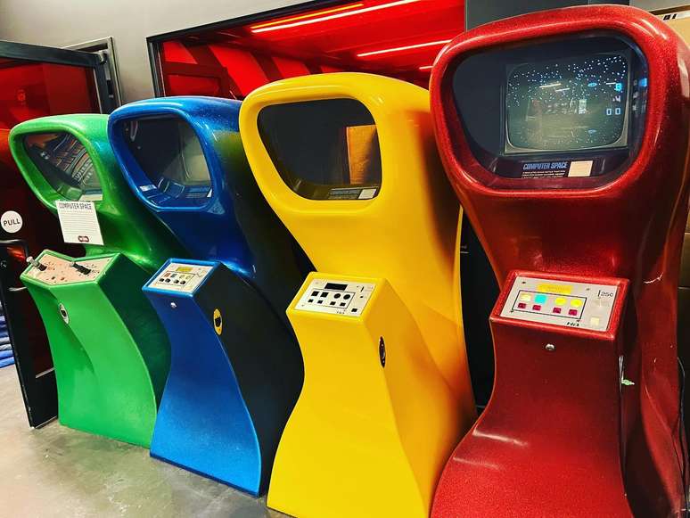 Gabinetes coloridos do Computer Space, um dos primeiros fliperamas eletrônicos da história