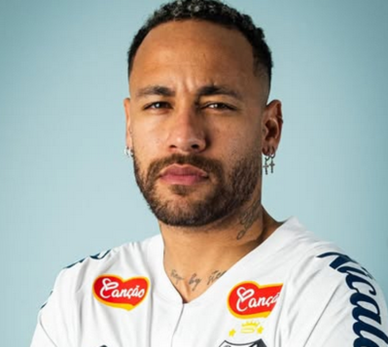 Neymar em uma sessão de fotos para o santos