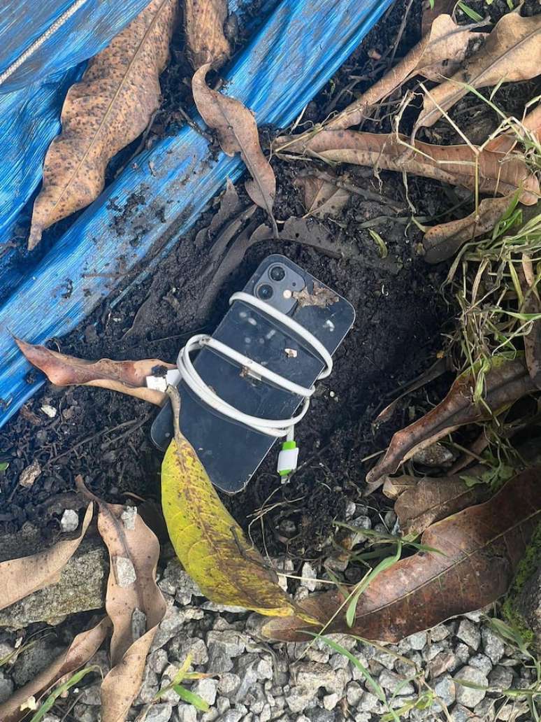 Um dos celulares apreendidos no pres&iacute;dio da Pol&iacute;cia Civil, durante a opera&ccedil;&atilde;o desta ter&ccedil;a-feira; ao todo foram encontrados 23.