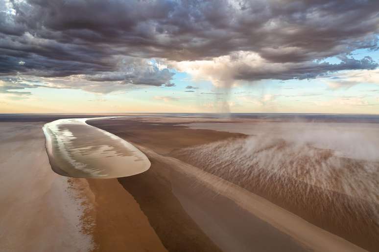 O fotógrafo australiano Brad Leue capturou a inundação do lago Kati Thanda-Lake Eyre, na Austrália. Fotografando de um helicóptero sob ventos fortes, ele documentou esse evento natural que acontece uma vez a cada década