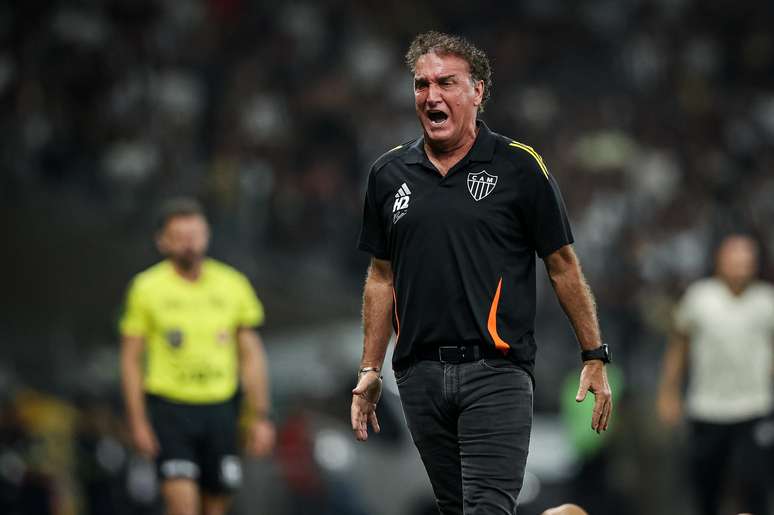 Cuca revela cobrança interna a Júnior Santos por expulsão 