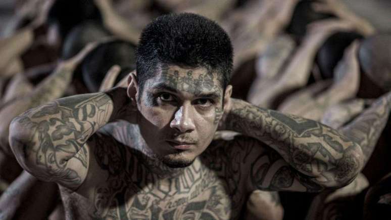 A presid&ecirc;ncia de El Salvador divulga com frequ&ecirc;ncia fotos de presidi&aacute;rios tatuados do Cecot