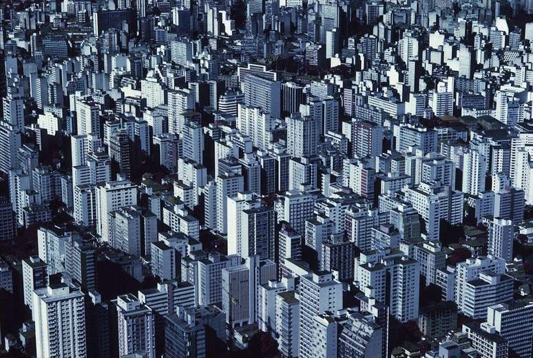 Vista aérea da cidade de São Paulo, fotografada com filme infravermelho