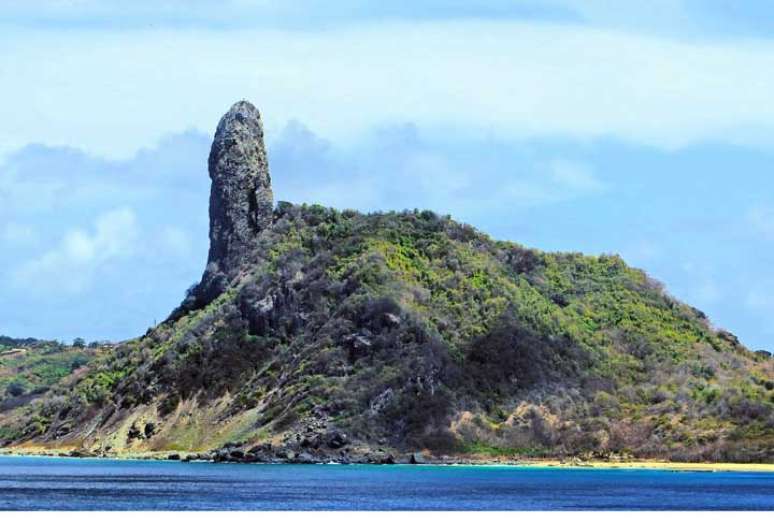 Um dos destinos mais paradisíacos do Brasil, a Ilha de Fernando de Noronha já foi conhecida como a “Ilha Maldita”. Isso ocorreu porque o local abrigou prisões ao longo da história.