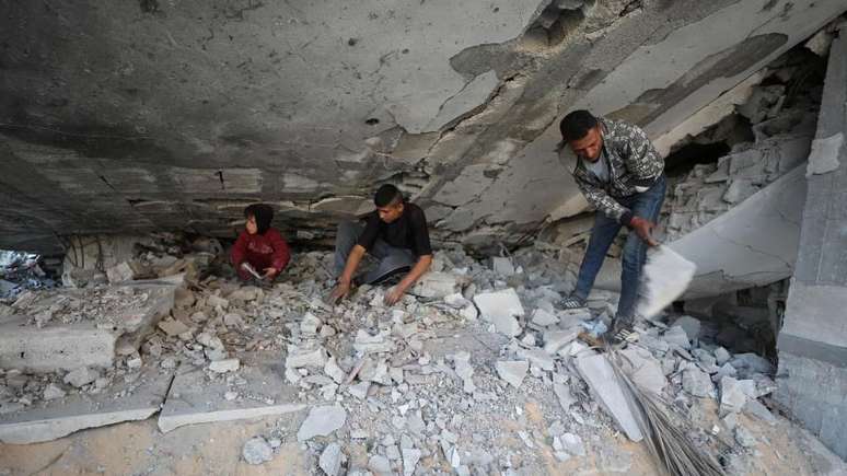 População de Gaza voltando para suas casas na maioria das vezes só encontra escombros