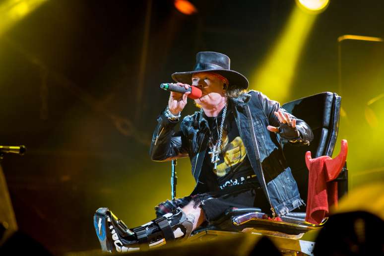 Com o p&eacute; quebrado, Axl Rose se apresenta ao lado do AC/DC 