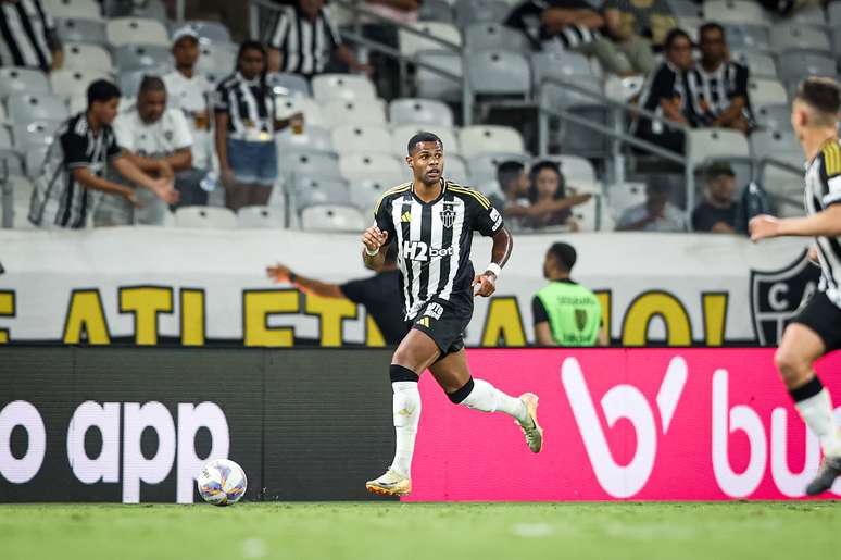 Junior Santos em ação pelo Atlético. 