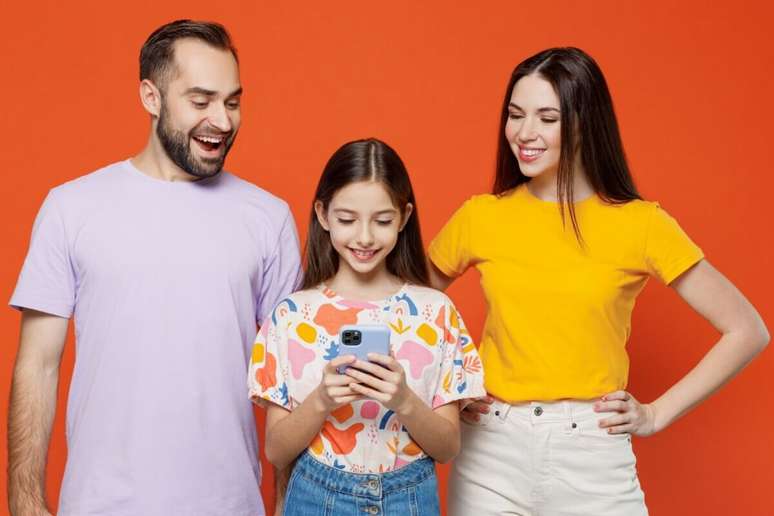 É fundamental que pais e educadores estabeleçam limites no uso da tecnologia, garantindo que ela contribua para o desenvolvimento infantil de forma saudável
