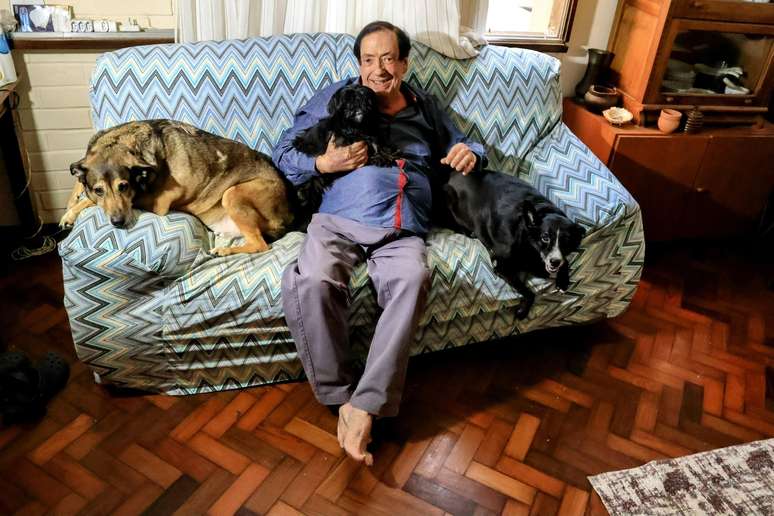 Marcos Oliveira, conhecido pela personagem Beiçola, descansa com seus cães em casa