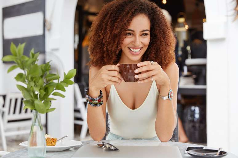 Tomar uma xícara de café interfere no funcionamento intestinal de algumas pessoas