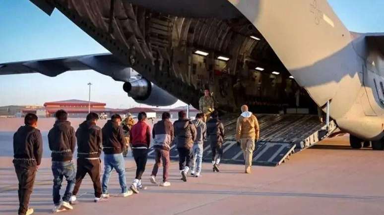 Trump endureceu negociação com Colômbia sobre deportacão de imigrantes ilegais