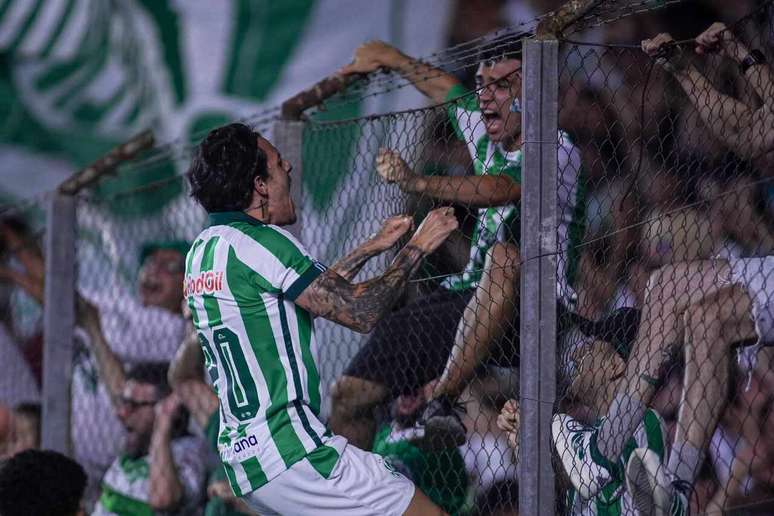 Jean Carlos comemora gol com a torcida &ndash;