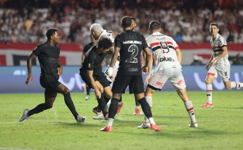 El juego entre Corintios y el Paulo se retrasó después de la tormenta.