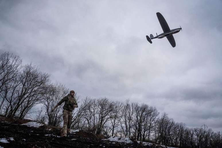 Militares ucranianos operam drone de reconhecimento em Pokrovsk