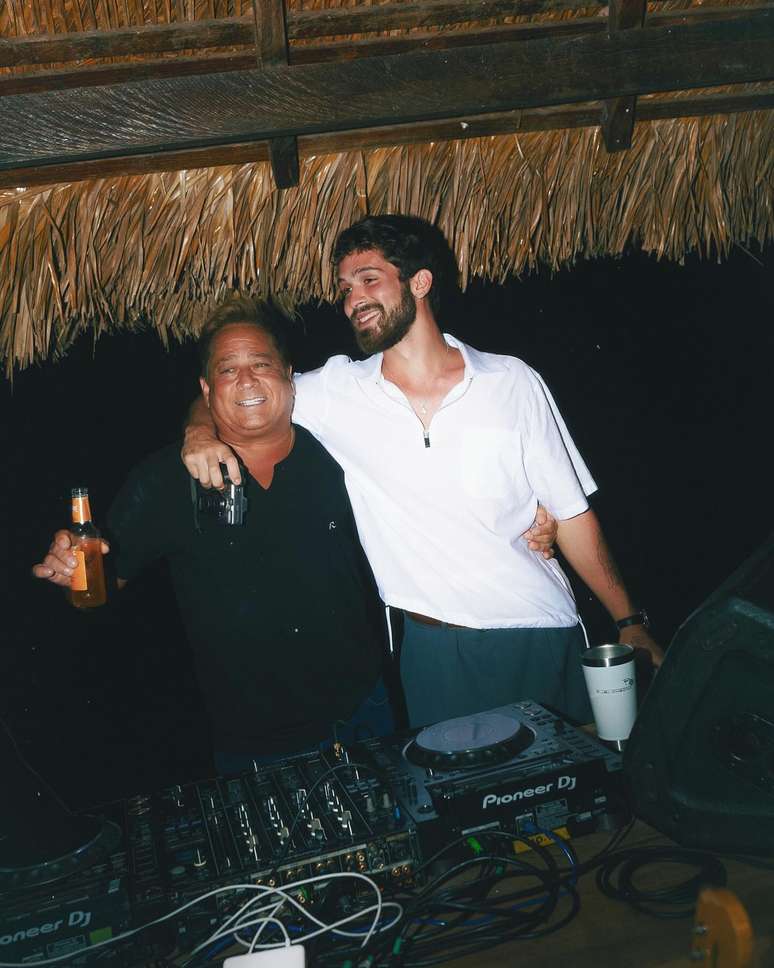 Jo&atilde;o Guilherme ao lado do pai, o cantor Leonardo 