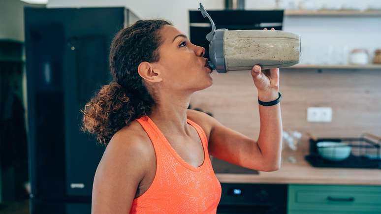 A proteína sérica pode ser consumida com bebidas ou usadas em receitas como panquecas e bolos