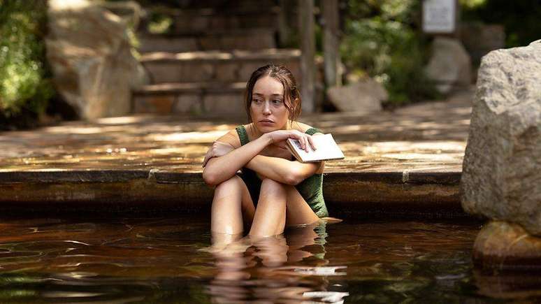 Alycia Debnam-Carey interpreta a colega blogueira de bem-estar Milla Blake – cujas experiências com doenças terminais são emprestadas por Gibson