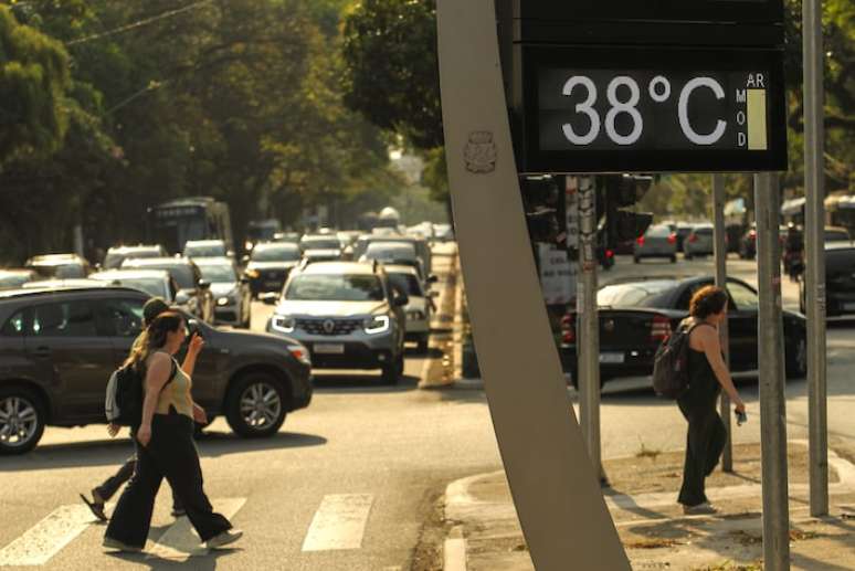 Termômetro em relógio de rua na Av. Dr. Arnaldo mostra temperatura em dia de calor intenso em São Paulo.