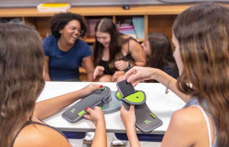 Alunos deixam celular em bolsas com lacre magnético que não permite que o aparelho seja ligado em escola particular de São Paulo.