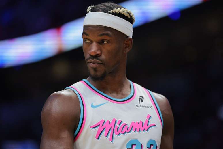 Astro do basquete Jimmy Butler em ação pelo Miami Heat