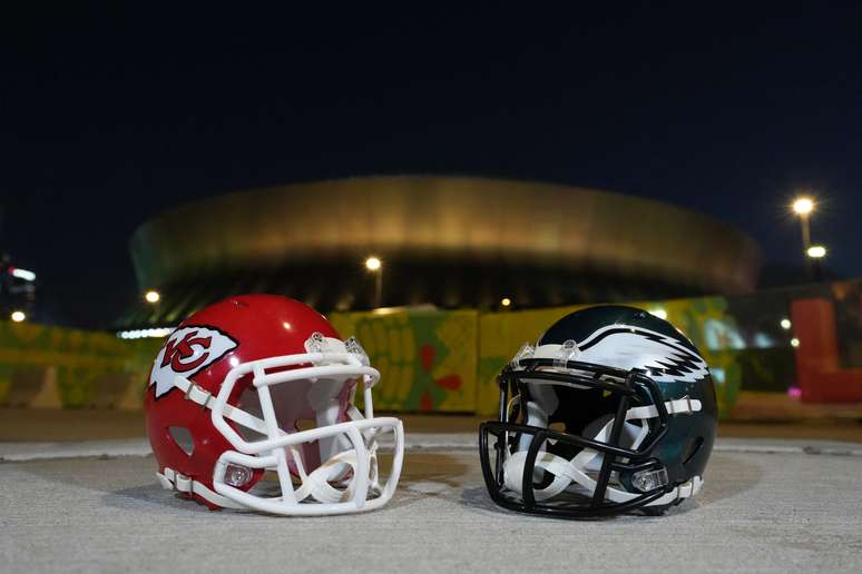 Capacetes de Kansas City Chiefs e Philadelphia Eagles diante do Superdome antes do Super Bowl 59