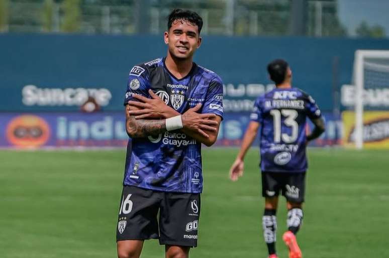 Kendry P&aacute;ez reproduzindo comemora&ccedil;&atilde;o de Cole Palmer, nome importante do Chelsea &ndash;