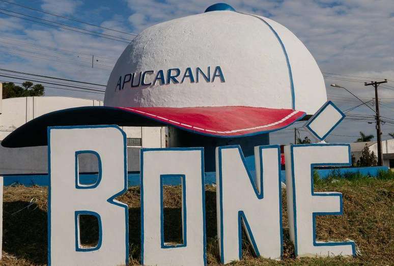 Escultura de bon&eacute; em Apucarana, capital nacional do bon&eacute;, que viu a ind&uacute;stria surgir a partir dos anos 1970