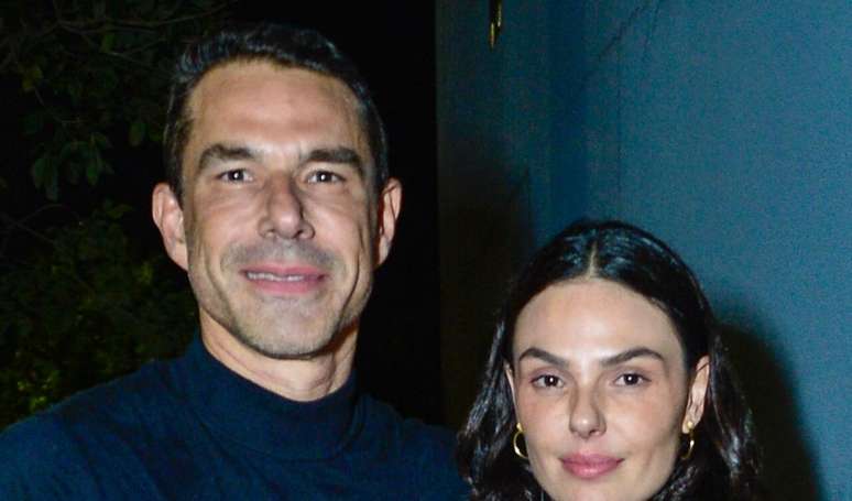 A 2 meses do casamento com Marcus Buaiz, Isis Valverde elege vestido grifado e com cristais de R$ 13 mil para show. Detalhes!.