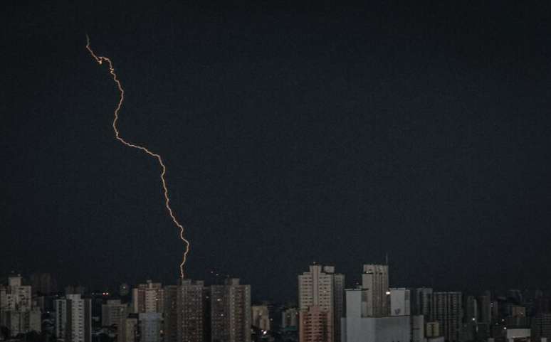 La lluvia y el rayo dejan partes de la capital alerta a las inundaciones.