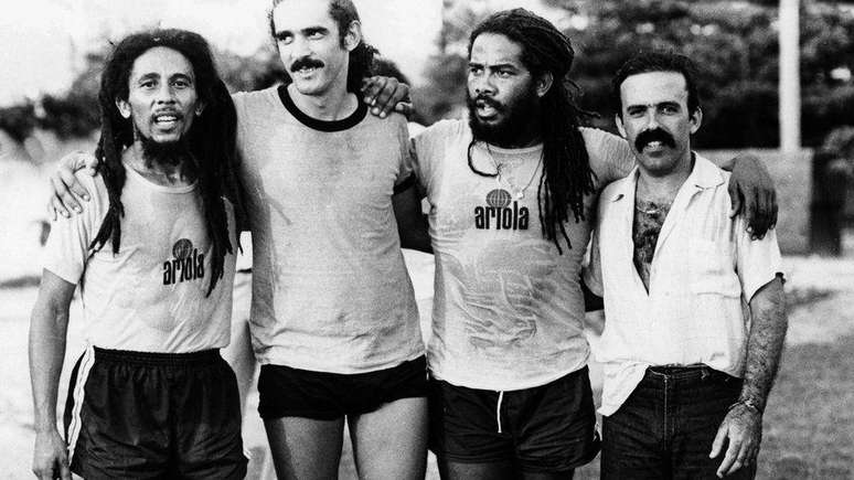 'O futebol fazia parte da vida e música de Bob Marley, diz o biógrafo de Bob Marley (à esquerda: Marley, Moraes Moreira, Jacob Miller e Marco Mazola)